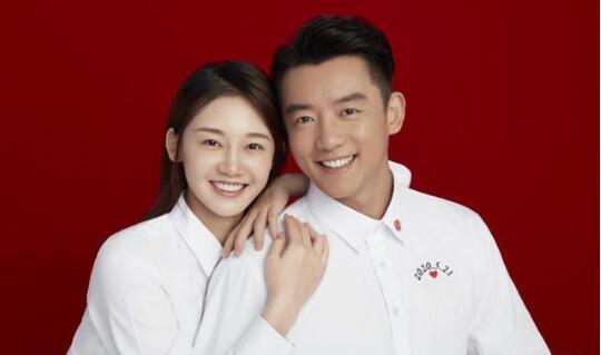 苗苗挺孕肚陪郑恺打球 手摸孕肚母爱感爆棚 苗苗挺孕肚陪郑恺打球 手摸孕肚母爱感爆棚