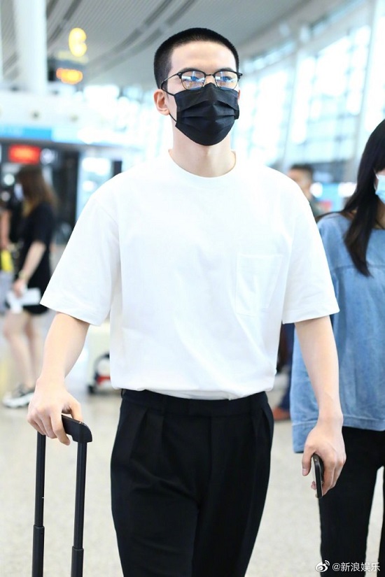 仝卓风波后首现身 寸头出镜眉头紧锁黑眼圈明显 仝卓风波后首现身 寸头出镜眉头紧锁黑眼圈明显