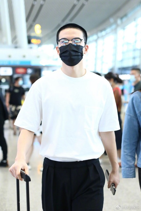 仝卓风波后首现身 寸头出镜眉头紧锁黑眼圈明显 仝卓风波后首现身 寸头出镜眉头紧锁黑眼圈明显