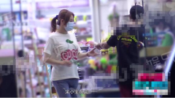 宋小宝深夜陪老婆购物恩爱十足 宋小宝老婆正面照和资料介绍 宋小宝深夜陪老婆购物恩爱十足 宋小宝老婆正面照和资料介绍