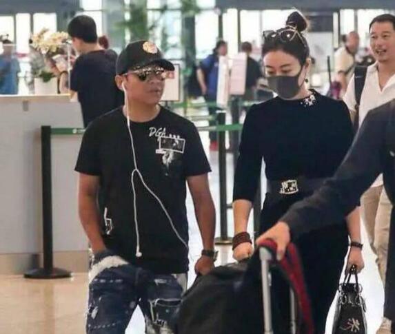 宋小宝深夜陪老婆购物恩爱十足 宋小宝老婆正面照和资料介绍 宋小宝深夜陪老婆购物恩爱十足 宋小宝老婆正面照和资料介绍