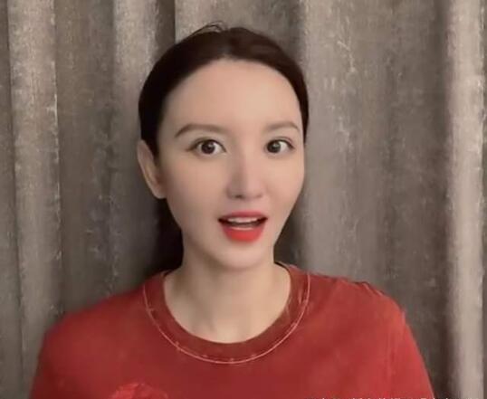 大碗宽面的姐姐们评论张萌 全体统一文案但单词全出错究竟是何用意 大碗宽面的姐姐们评论张萌 全体统一文案但单词全出错究竟是何用意