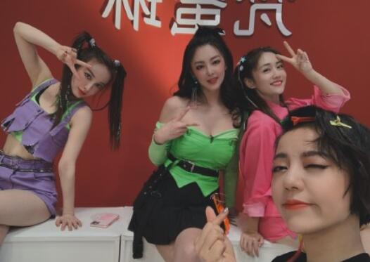 丁当发文表白艾瑞巴蒂组 全体成员排队评论破不和争议