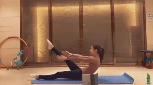 章泽天公园学大爷抽陀螺 章泽天刘强东近况曝光