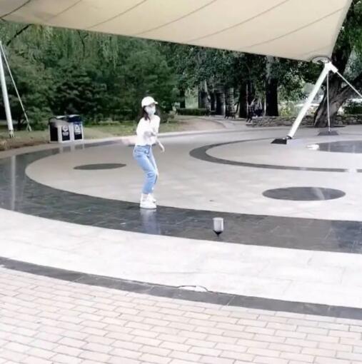 章泽天公园学大爷抽陀螺 章泽天刘强东近况曝光