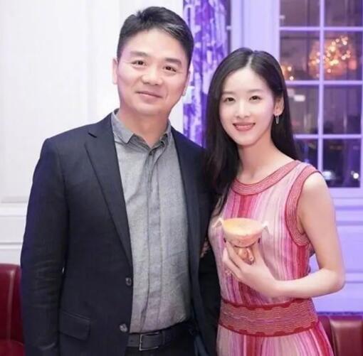 章泽天公园学大爷抽陀螺 章泽天刘强东近况曝光