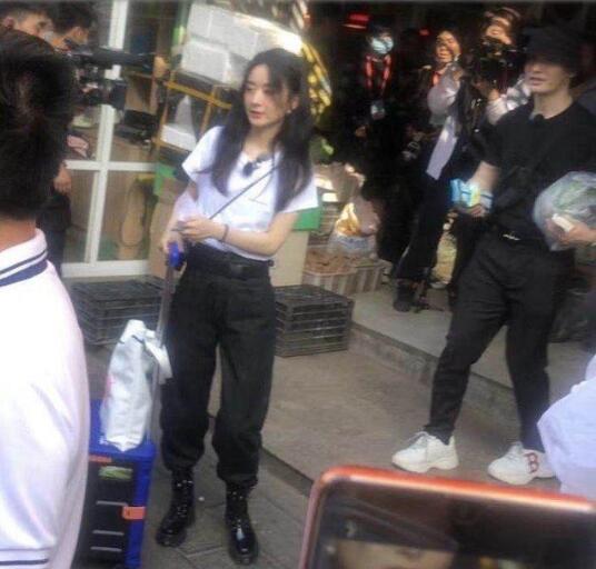 赵丽颖黄晓明买菜上热搜 赵丽颖复出首档节目《中餐厅》 赵丽颖黄晓明买菜上热搜 赵丽颖复出首档节目《中餐厅》