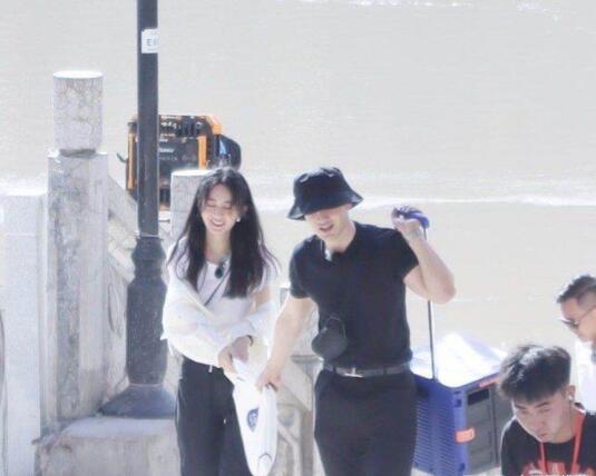 赵丽颖黄晓明买菜上热搜 赵丽颖复出首档节目《中餐厅》 赵丽颖黄晓明买菜上热搜 赵丽颖复出首档节目《中餐厅》