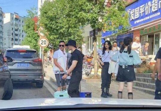 赵丽颖黄晓明买菜上热搜 赵丽颖复出首档节目《中餐厅》 赵丽颖黄晓明买菜上热搜 赵丽颖复出首档节目《中餐厅》