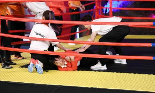 王嘉尔脱郭麒麟鞋子上热搜 好兄弟烧饼在线支招 王嘉尔脱郭麒麟鞋子上热搜 好兄弟烧饼在线支招