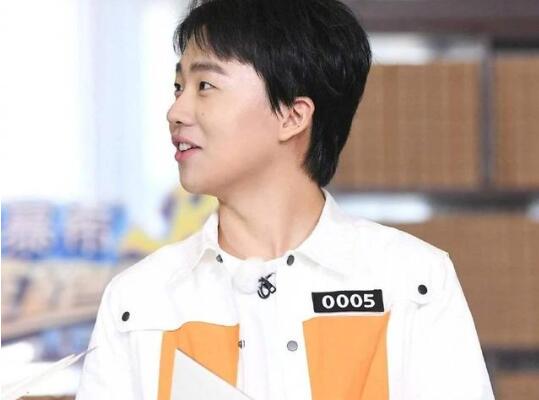 王嘉尔脱郭麒麟鞋子上热搜 好兄弟烧饼在线支招 王嘉尔脱郭麒麟鞋子上热搜 好兄弟烧饼在线支招