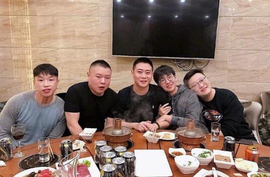 王嘉尔脱郭麒麟鞋子上热搜 好兄弟烧饼在线支招 王嘉尔脱郭麒麟鞋子上热搜 好兄弟烧饼在线支招