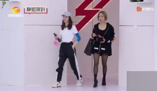 看到宁静穿黑丝的姐姐们 旁边的郁可唯尴尬了