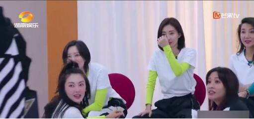 看到宁静穿黑丝的姐姐们 旁边的郁可唯尴尬了