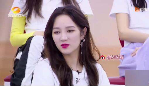 看到宁静穿黑丝的姐姐们 旁边的郁可唯尴尬了