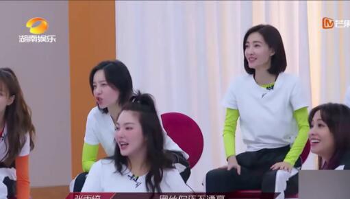 看到宁静穿黑丝的姐姐们 旁边的郁可唯尴尬了