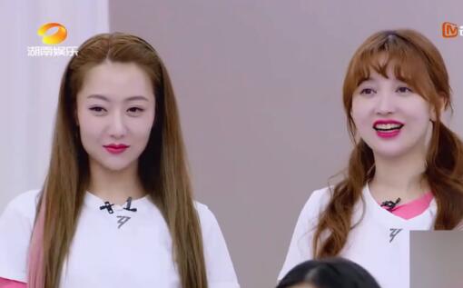 看到宁静穿黑丝的姐姐们 旁边的郁可唯尴尬了