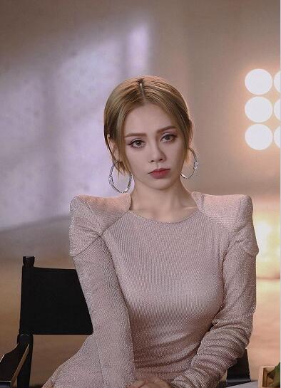 看到宁静穿黑丝的姐姐们 旁边的郁可唯尴尬了