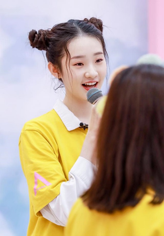 张艺凡腰伤打封闭 痛苦表情曝光表演完被抬下台