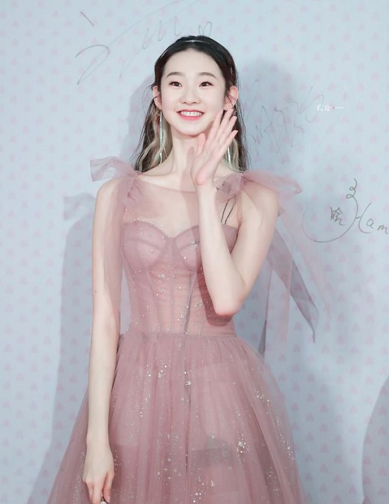 张艺凡腰伤打封闭 痛苦表情曝光表演完被抬下台