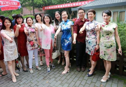 男老师穿旗袍祝高三学生旗开得胜 现场画面曝光既搞笑又感动