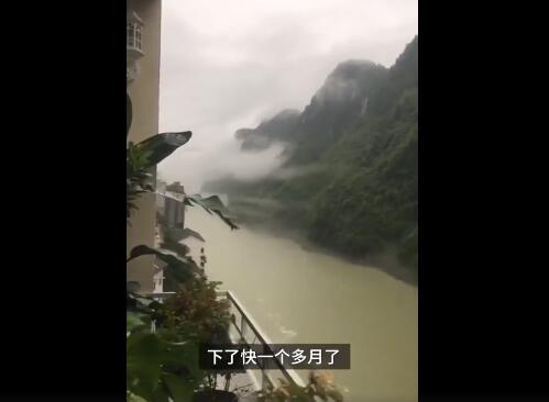 神仙阳台房主衣服晾1个月未干 现场画面曝光如同仙境一般