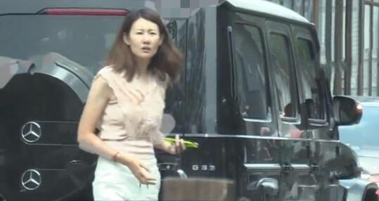 王宝强和女友冯清同框现身 冯清素颜状态极好冯清个人资料介绍
