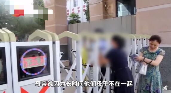 考生临考前12分钟在等妈妈 事情真相来了却遭网友吐槽