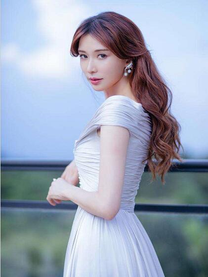 林志玲近照曝光 国民女神秒变网红脸手遮肚子疑似好事将近