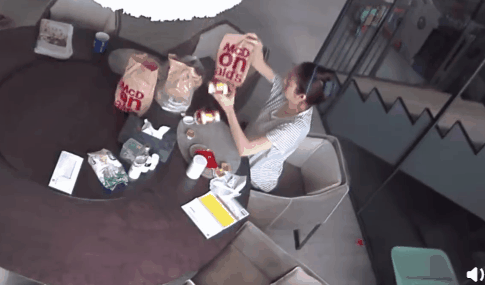 安以轩点麦当劳外卖被烫伤 现场画面曝光十分惊险 安以轩点麦当劳外卖被烫伤 现场画面曝光十分惊险