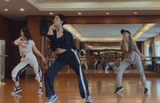 孙莉跳舞上热搜 终于知道黄磊为什么会这么爱她了