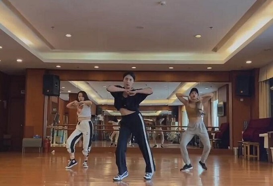 孙莉跳舞上热搜 终于知道黄磊为什么会这么爱她了