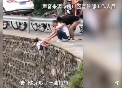 官方回应小孩被挂峭壁上拍照 现场画面曝光十分惊险 官方回应小孩被挂峭壁上拍照 现场画面曝光十分惊险
