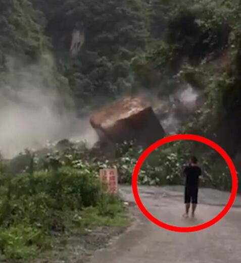 山体塌方巨石滚落男子淡定拍照 现场画面曝光引网友热议 山体塌方巨石滚落男子淡定拍照 现场画面曝光引网友热议