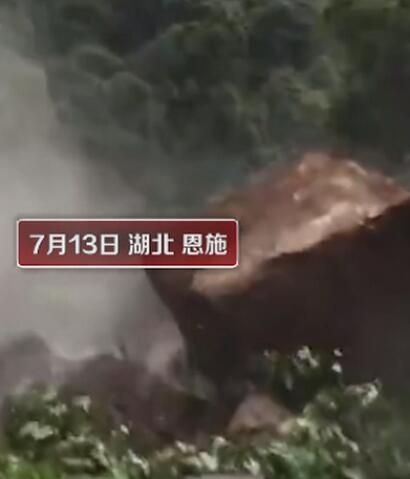 山体塌方巨石滚落男子淡定拍照 现场画面曝光引网友热议 山体塌方巨石滚落男子淡定拍照 现场画面曝光引网友热议