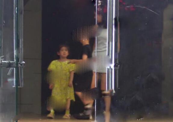 嗯哼妹妹几岁了 嗯哼妹妹正面照曝光小名疑似“哎呦喂”