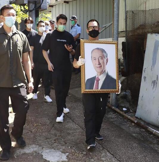 赌王遗体举行转交仪式曝光 三房太太并未出席作为儿子的他竟还玩手机