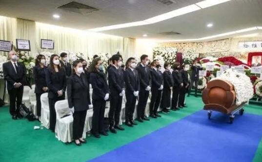 赌王遗体举行转交仪式曝光 三房太太并未出席作为儿子的他竟还玩手机