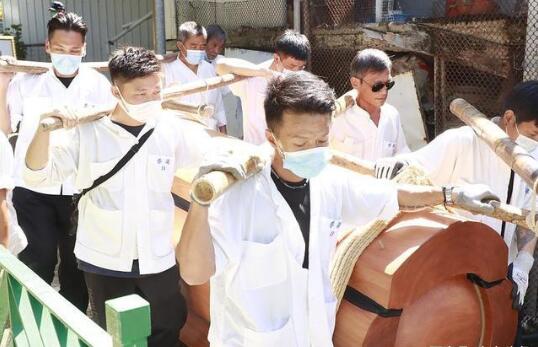 赌王遗体举行转交仪式曝光 三房太太并未出席作为儿子的他竟还玩手机