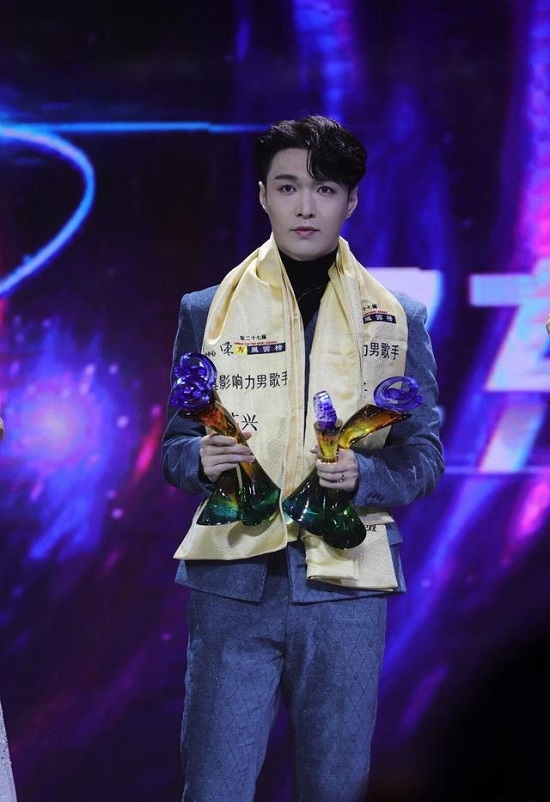 王源连拿四个奖什么情况 王源张艺兴同拿四个奖谁更厉害