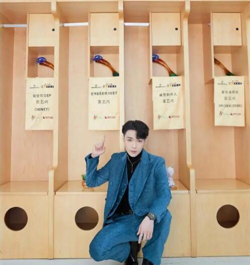 王源连拿四个奖什么情况 王源张艺兴同拿四个奖谁更厉害