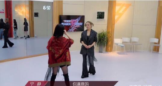 宁静看到白冰齐刘海的反应 一脸震惊之后秒变知心姐姐劝退白冰 宁静看到白冰齐刘海的反应 一脸震惊之后秒变知心姐姐劝退白冰