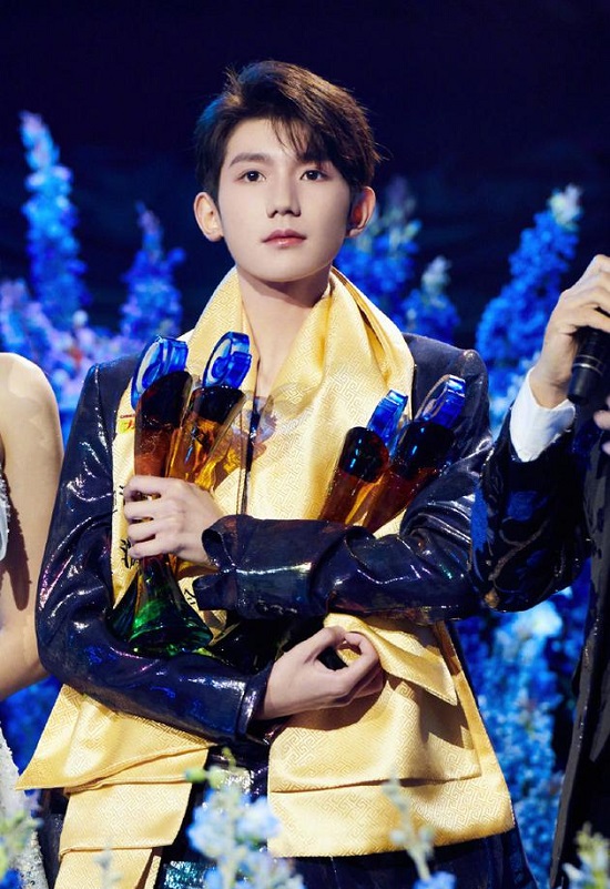 王源连拿四个奖什么情况 王源张艺兴同拿四个奖谁更厉害