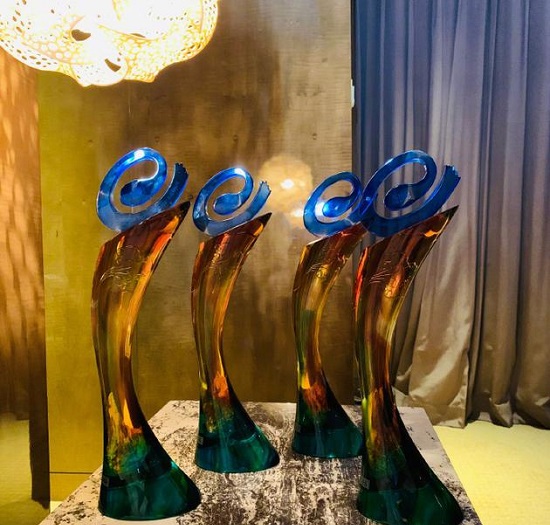 王源连拿四个奖什么情况 王源张艺兴同拿四个奖谁更厉害