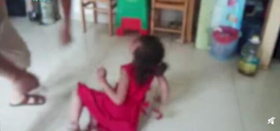 男子强逼儿女互拍被殴视频 现场画面曝光背后真相让人惊愕 男子强逼儿女互拍被殴视频 现场画面曝光背后真相让人惊愕