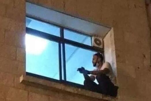 巴勒斯坦男子每日爬窗探望患新冠母亲 背后的真实故事感人肺腑 巴勒斯坦男子每日爬窗探望患新冠母亲 背后的真实故事感人肺腑