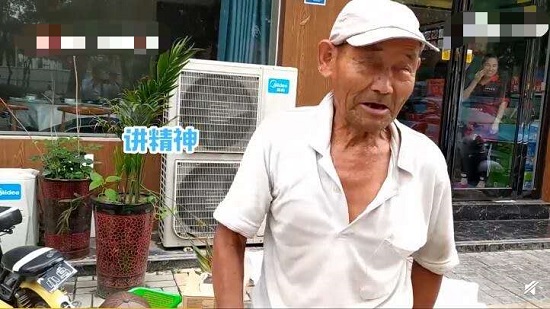 80多岁爷爷奶奶收废品锻炼身体 现场画面曝光称其“不讲钱,讲精神” 80多岁爷爷奶奶收废品锻炼身体 现场画面曝光称其“不讲钱,讲精神”
