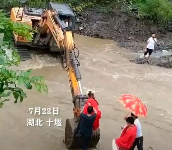 挖掘机变鹊桥送新人过河结婚 现场画面曝光硬核接亲现场
