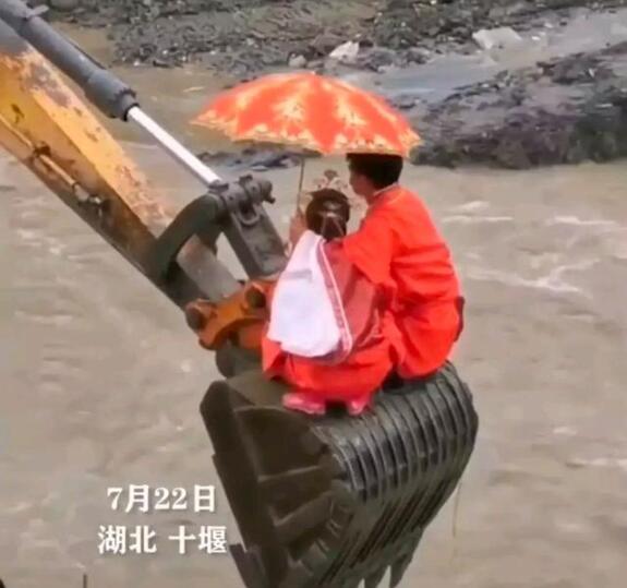 挖掘机变鹊桥送新人过河结婚 现场画面曝光硬核接亲现场