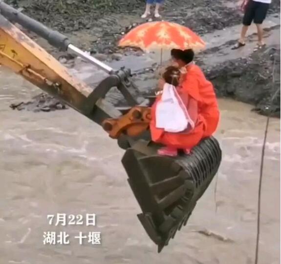 挖掘机变鹊桥送新人过河结婚 现场画面曝光硬核接亲现场